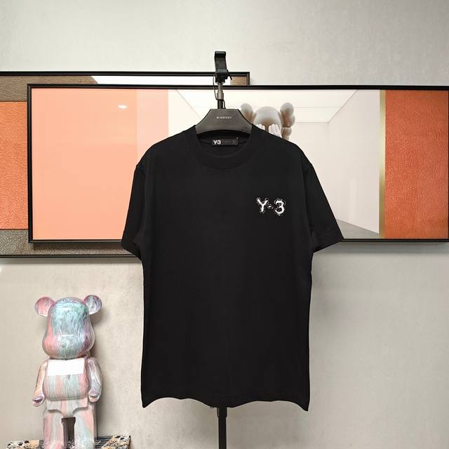 Y3夏季新款采用纯棉面料，超级柔软亲肤！标识高级印花 设计点缀，内里走线工整细致，上身时尚潮流！高端百搭款，品质可见！码数：S-Xxl 颜色：黑，白