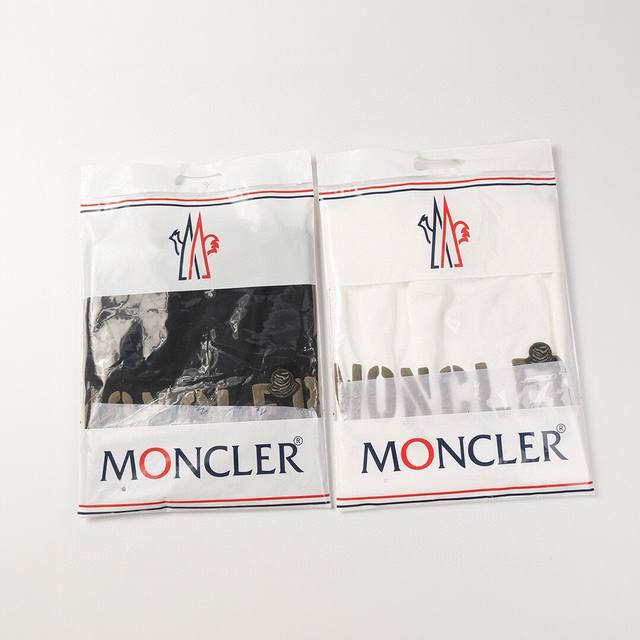 款号：832 Moncler 蒙口的价格P其实蛮有优势的 去过专柜的应该都知道蒙口的价格P不会比Gucci Burberry 便宜多少 只是相对低调 不愿意炒作