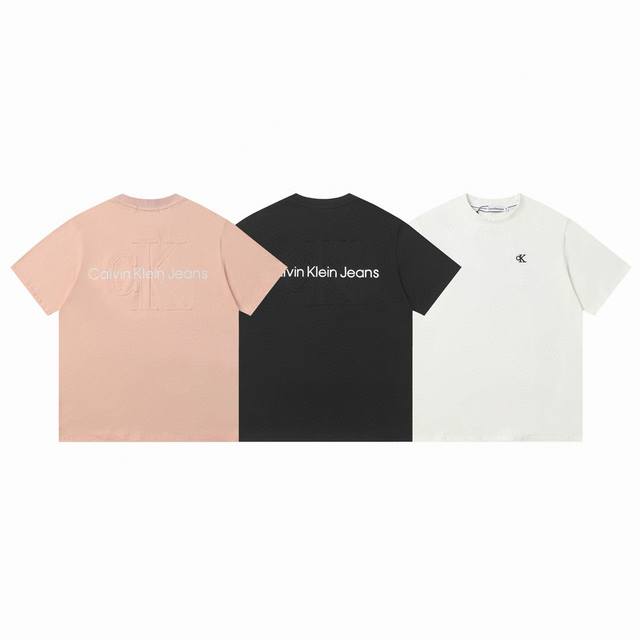 款号：915 Calvin Kleinck 24Ss夏季男女情侣休闲圆领短袖T恤 刺绣+印花+钢印一体的工艺 260的高克重穿上挺括有型，手感柔软平滑 弹性最好