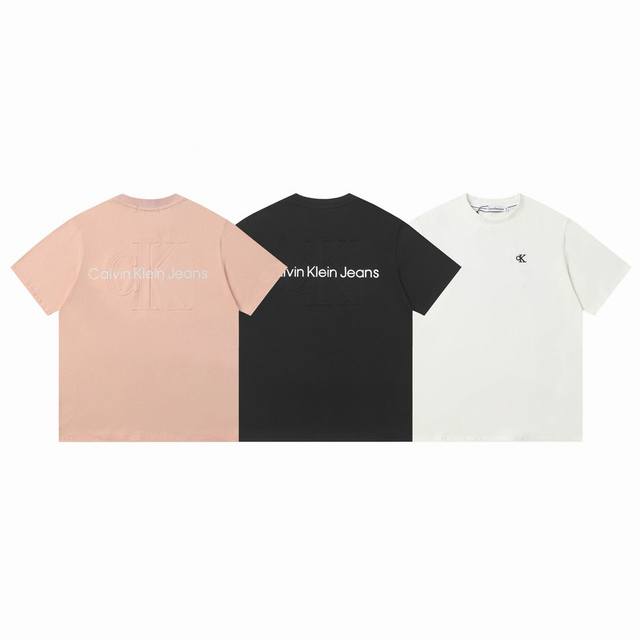 款号：915 Calvin Kleinck 24Ss夏季男女情侣休闲圆领短袖T恤 刺绣+印花+钢印一体的工艺 260的高克重穿上挺括有型，手感柔软平滑 弹性最好