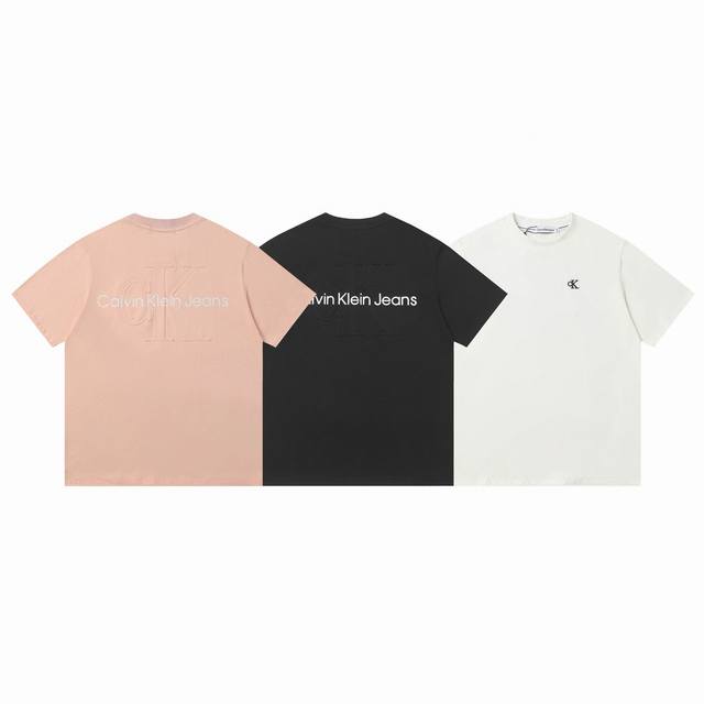 款号：915 Calvin Kleinck 24Ss夏季男女情侣休闲圆领短袖T恤 刺绣+印花+钢印一体的工艺 260的高克重穿上挺括有型，手感柔软平滑 弹性最好
