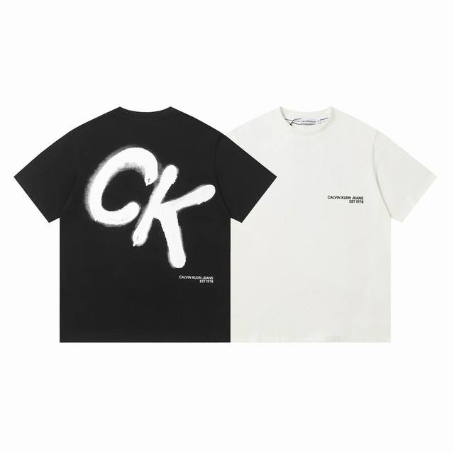 款号:917 Calvin Kleinck 涂鸦字母印花短袖T恤 260克双纱面料质感非常细腻 手感柔软平滑 弹性最好 穿着舒适 体贴合身 现货发售Calvin