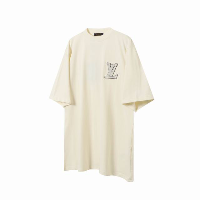 L71 Lv 路易威登 25Ss刺绣编织Logo短袖 刺绣小Logo短袖 采用32支双纱精梳平纹260G，面料订染颜色，后整蚀毛后，对照原版做丝滑超柔处理，布面