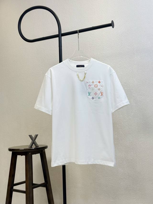 款号X198 Lv路易威登领口链条胸口满印口袋圆领短袖 情侣同款 全套包装 三标齐全 区别市场通货 随意对比 纯棉2 克高克重32支双纱 不起球 不褪色 舒适透