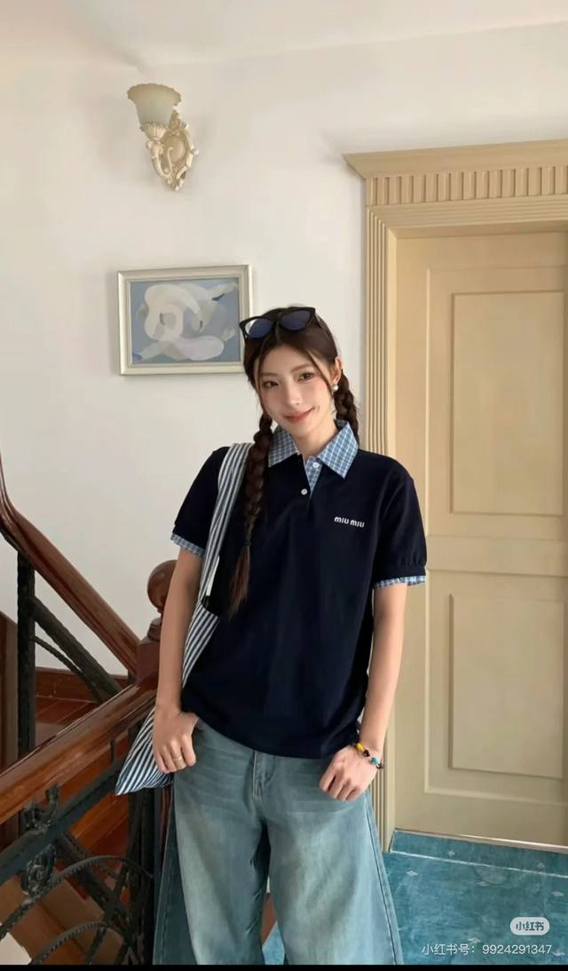 上新 款号:G036 Miu Miu 谬谬新款格子领Polo短袖衫胸前经典小字母休闲圆领T恤 小红书热门爆款｜明星网红同款穿搭 1面料采用26支270克纯棉双纱