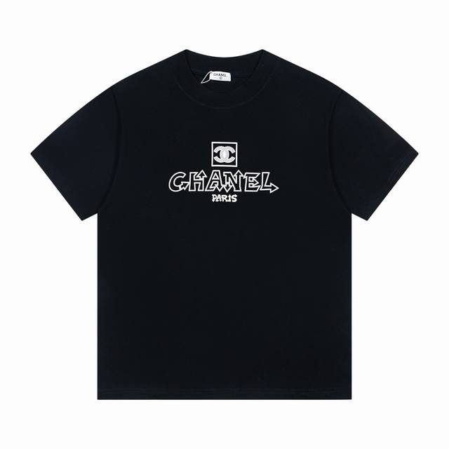 上新： 款号：G962 Chanel香奈儿新款胸前经典Logo印花休闲圆领短袖T恤 1面料采用260克纯棉双纱面料 柔软亲肤、透气性强，定位裁剪工艺Oversi