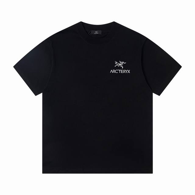 上新 款号:G953 Arc'teryx始祖鸟新款胸前Logo印花休闲圆领短袖T恤 小红书热门爆款｜明星网红同款穿搭 1面料采用26支270克纯棉双纱面料 柔软