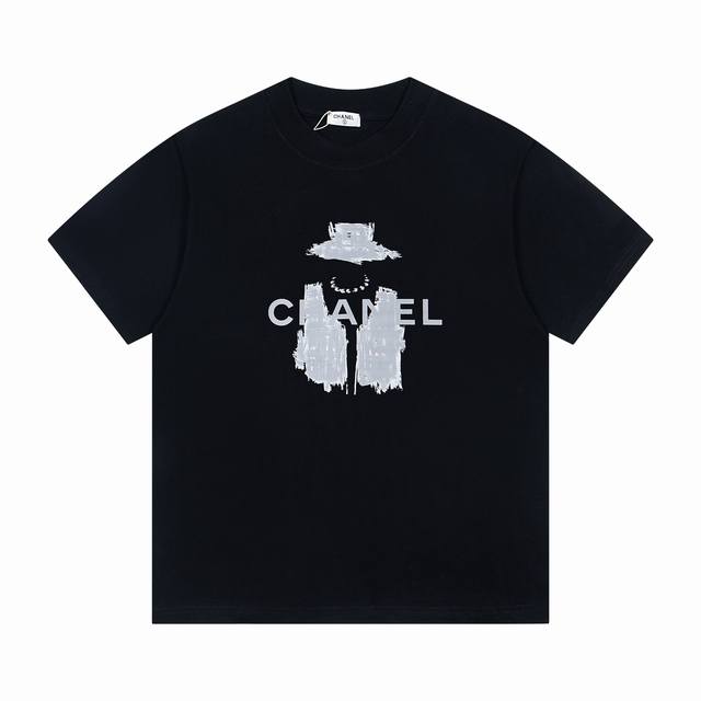 上新 款号:G948 Chanel香奈儿新款字母涂鸦印花休闲圆领短袖T恤 小红书热门爆款｜明星网红同款穿搭 1面料采用26支270克纯棉双纱面料 柔软亲肤、透气