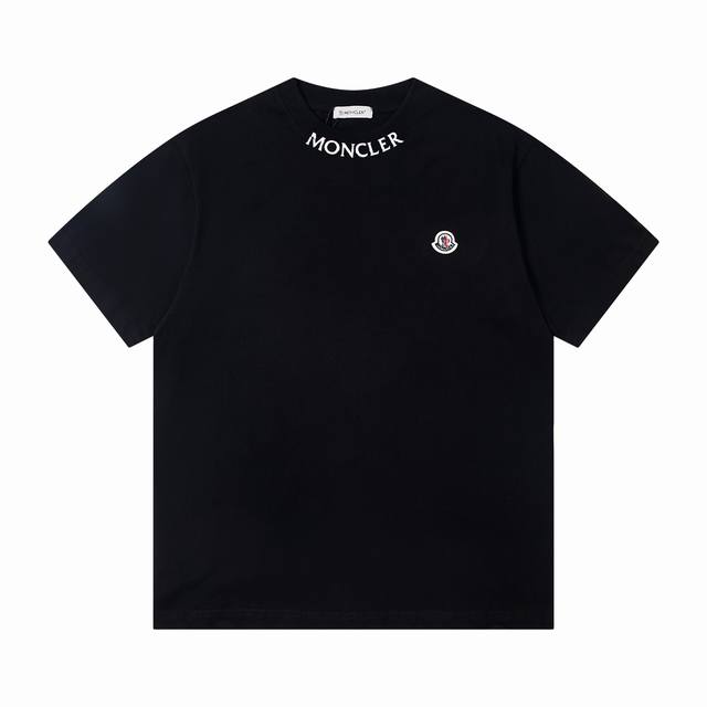 上新 款号:G945 Moncler蒙口新款领口经典Logo休闲圆领短袖T恤 小红书热门爆款｜明星网红同款穿搭 1面料采用26支270克纯棉双纱面料 柔软亲肤、