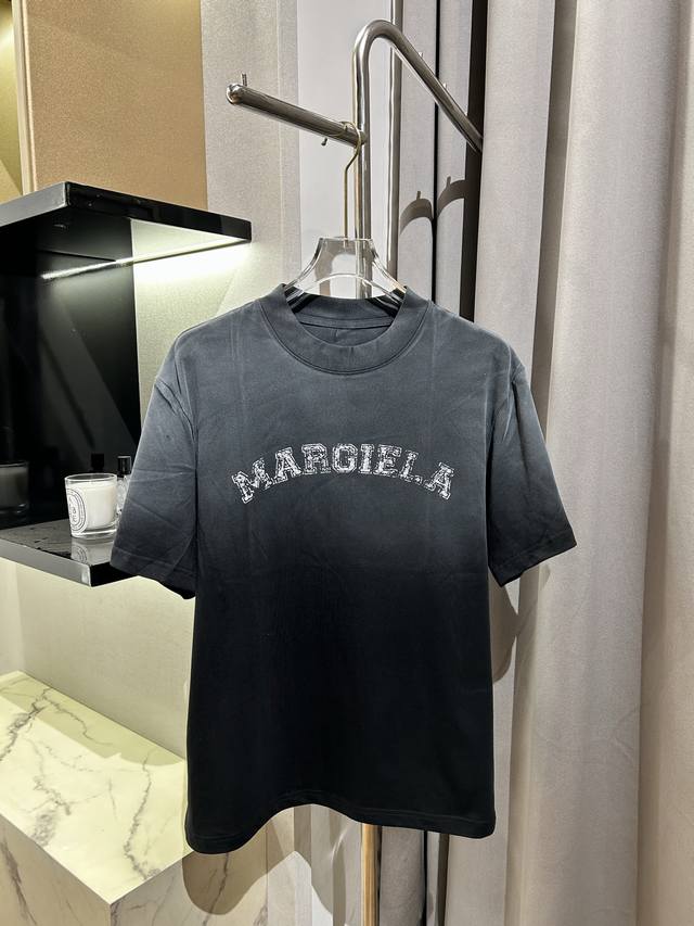 马吉拉做旧Logot恤，斑驳胶印字母短袖，可以轻松出街的时髦单品 颜色很有腔调和个性，上半身喷墨呈现渐变效果，自带高级感。上身效果出众且显白哦！搭配短裤长裤都可