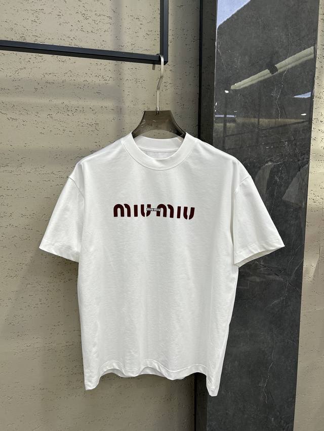 25Smiumiu小字母印花短袖T恤 男女 版型宽松不挑人 百搭休闲 小字母简单又好看 面料采用索罗娜棉 有抑菌和防晒作用 工艺：印花 码数S-Xl 价格
