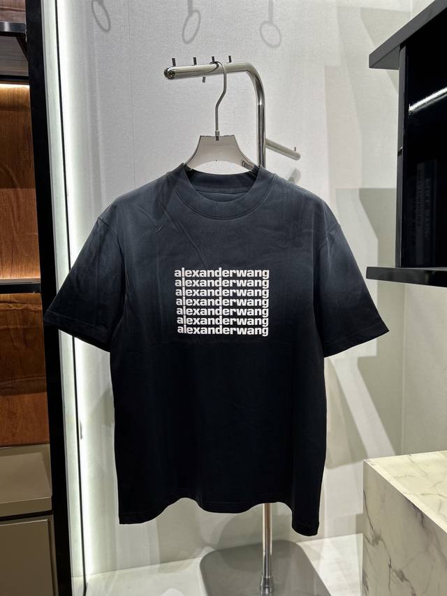 Aw 亚历山大Wang七排字母Logo印花图案 通过经典七排改良，版心宽松，小个子可以直接下半生失踪。面料采用32支双纱 100棉 经过洗水、缩水达250克重