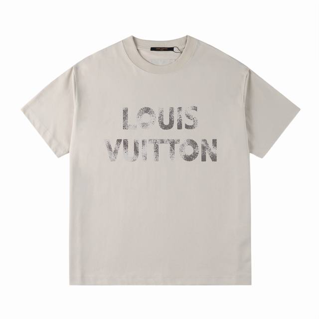Lv 25Ss春夏印花短T系列 -Lv做旧品牌标识字母印花T恤 采用32支双纱纯棉240G，高温水洗，不缩水不退色。手感舒服，质感超强反缝袖口设计，黄色反标点缀