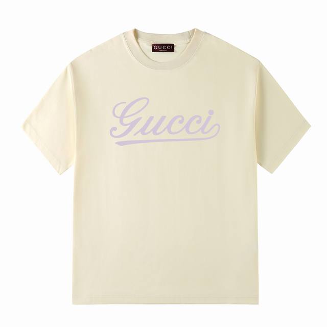G家25夏日系列 Gucci简约品牌艺术字体Logo -采用双纱纯棉250G，短T，三标齐全，面料颜色定制定染，不缩水不退色。手感舒服，质感超强潮男潮女必备经典