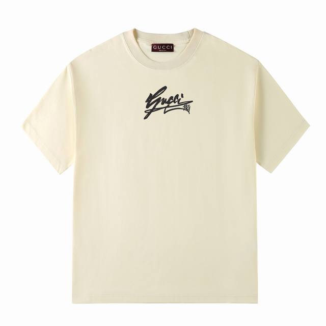 G家25夏日系列 Gucci简约艺术字体设计 -采用双纱纯棉250G，短T，三标齐全，面料颜色定制定染，不缩水不退色。手感舒服，质感超强潮男潮女必备经典落肩微阔