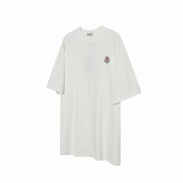 M01 Moncler 蒙口 25Ss宇航员小标短袖 面料采用280克重精梳棉，定制32支1*1螺纹，成衣两遍水洗处理，面料舒适亲肤无异感，定制定染面料，纺织密