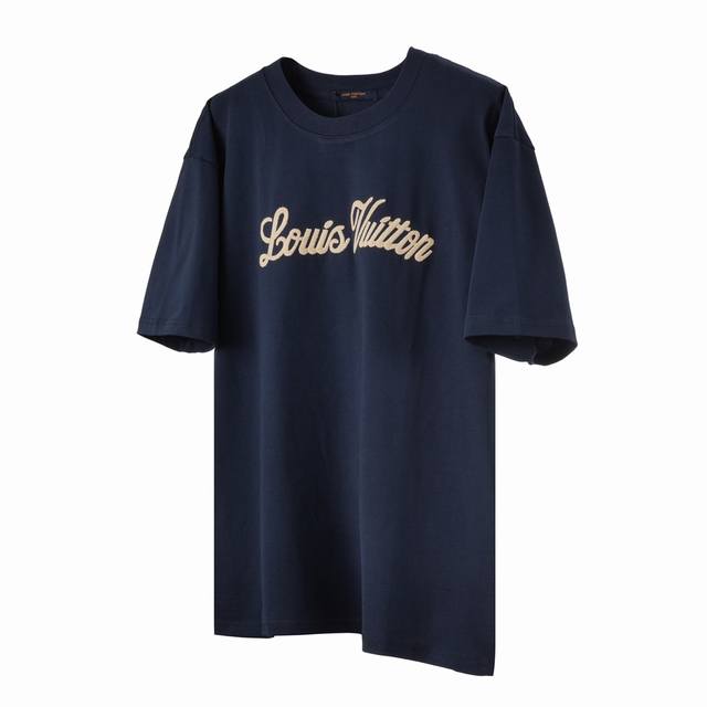 L07 Lv 路易威登 23Ss 1854签名刺绣短袖 立体Logo刺绣工艺在胸前醒目呈现蓝色字母图案，衣肩依旧采用反面缝制工艺，后背采用黄色Logo标签，经典