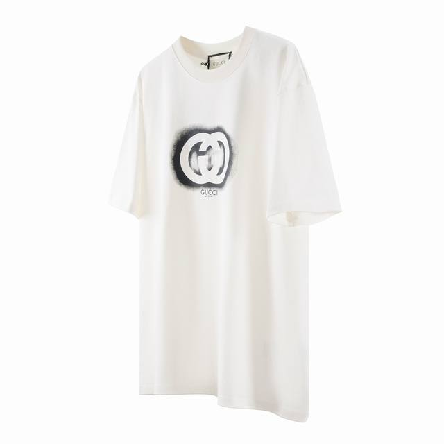 Gucci 古驰 24Ss双G互扣渐变晕染短袖 G08 定织32支螺纹双纱紧赛同成衣面料同缸染确定无色差，图案采用根据原色特调同色胶浆材质，印花为热固油墨丝网印