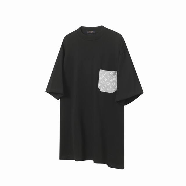L62 Lv 路易威登 25Ss贴布满印口袋短袖T恤 280重磅纯棉面料 采用特定重磅32S精棉平纹针织面料，280克重;搭配32S+70D拉架螺纹，280G: