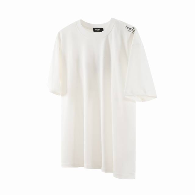 Fendi 芬迪 23Ss 肩膀Ff小字母印花短袖 F16 面料采用270克重精梳棉，定制1*1螺纹，成衣两遍水洗处，面料舒适亲肤无异感，定制定染面料， 纺织密
