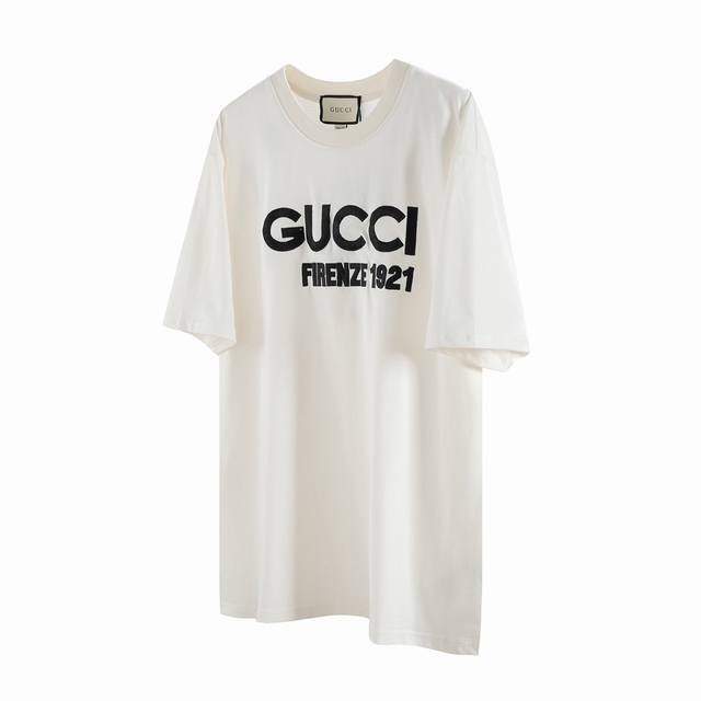 G10 Gucci 古驰 24Ss刺绣1921短袖 传统设计以全新印花和纷繁刺绣细节焕新演绎。这款米白色针织棉下恤匠心点缀版 Firenze1921”刺绣，焕新