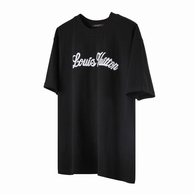 Lv 路易威登 23Ss 1854签名刺绣短袖 L07 立体Logo刺绣工艺在胸前醒目呈现蓝色字母图案，衣肩依旧采用反面缝制工艺，后背采用黄色Logo标签，经典
