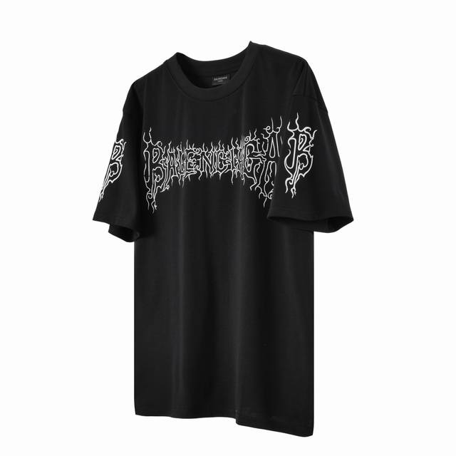 Balenciaga 巴黎世家 24Ss 白描边火焰字母印花短袖 B04 面料采用240克平纹32支双股双纱紧密赛络纺进口“福原”牌大圆机织造而成，双面做蚀毛无
