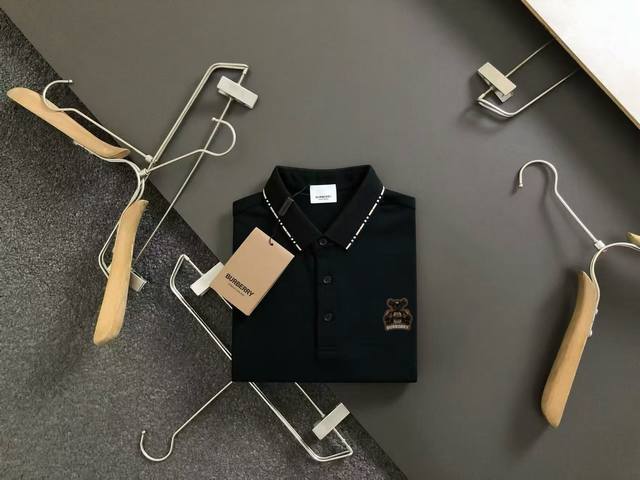巴宝莉 Burberry 夏季新款T恤翻领短袖Polo衫，专柜定制面料 透气舒适度高，材质:69.7%棉 26.4%聚酯纤维 3.9%氨纶 款式:通款细节无可挑