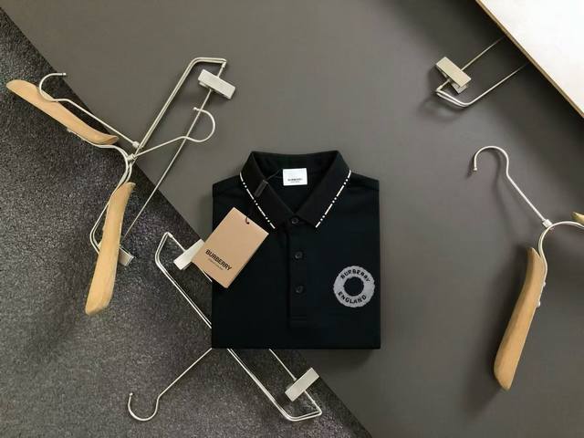 巴宝莉 Burberry 夏季新款T恤翻领短袖Polo衫，专柜定制面料 透气舒适度高，材质:69.7%棉 26.4%聚酯纤维 3.9%氨纶 款式:通款细节无可挑
