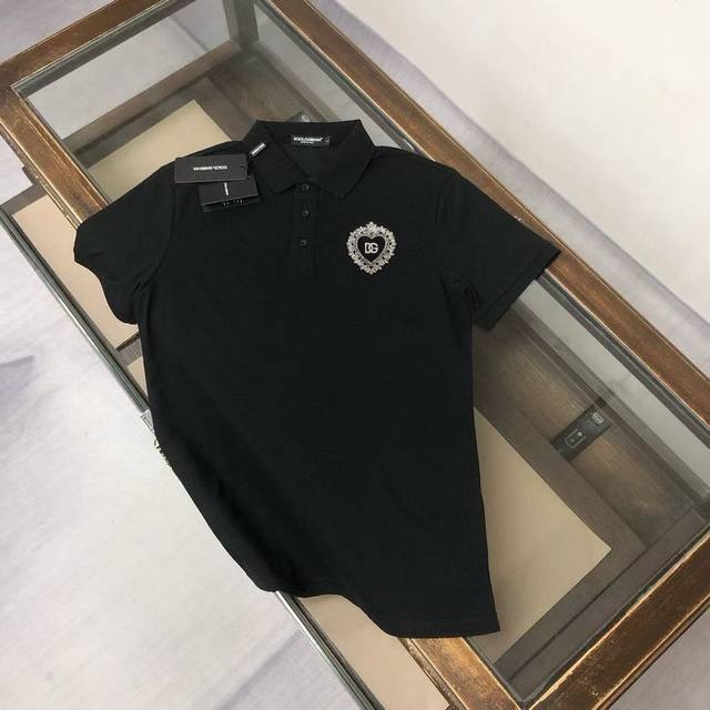 Dolce&Gabbana Dg 春夏最新款短袖翻领Polo衫T恤 修身版型 ～ 高端订制～ 设计前卫！订制丝光珠地棉、手感柔软～穿着舒适～五金金属徽标Logo
