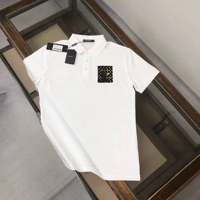 Dolce&Gabbana Dg 春夏最新款短袖翻领Polo衫T恤 修身版型 ～ 高端订制～ 设计前卫！订制丝光珠地棉、手感柔软～穿着舒适～五金金属徽标Logo