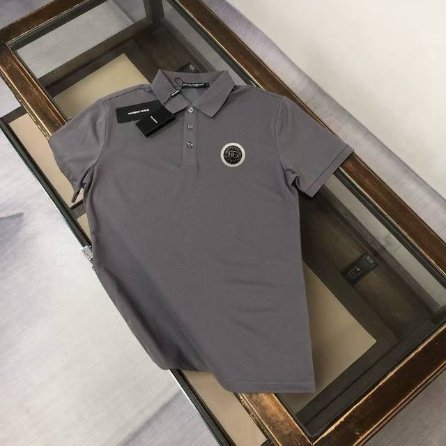 Dolce&Gabbana Dg 春夏最新款短袖翻领Polo衫T恤 修身版型 ～ 高端订制～ 设计前卫！订制丝光珠地棉、手感柔软～穿着舒适～五金金属徽标Logo