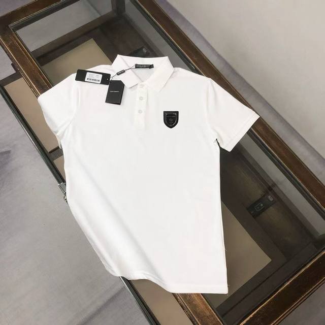 Dolce&Gabbana Dg 春夏最新款短袖翻领Polo衫T恤 修身版型 ～ 高端订制～ 设计前卫！订制丝光珠地棉、手感柔软～穿着舒适～五金金属徽标Logo
