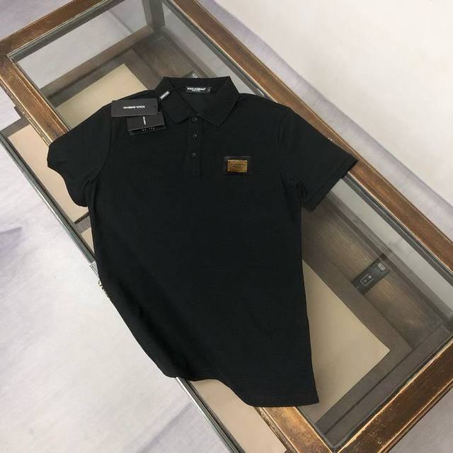Dolce&Gabbana Dg 春夏最新款短袖翻领Polo衫T恤 修身版型 ～ 高端订制～ 设计前卫！订制丝光珠地棉、手感柔软～穿着舒适～五金金属徽标Logo