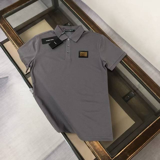 Dolce&Gabbana Dg 春夏最新款短袖翻领Polo衫T恤 修身版型 ～ 高端订制～ 设计前卫！订制丝光珠地棉、手感柔软～穿着舒适～五金金属徽标Logo