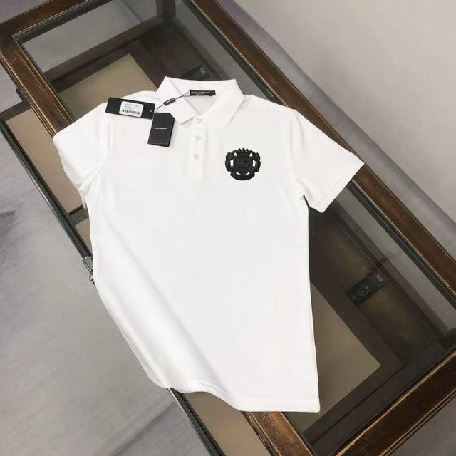 Dolce&Gabbana Dg 春夏最新款短袖翻领Polo衫T恤 修身版型 ～ 高端订制～ 设计前卫！订制丝光珠地棉、手感柔软～穿着舒适～五金金属徽标Logo