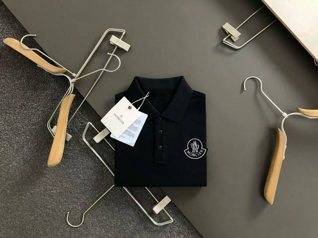 蒙口 25春夏最新款Polo衫～ 备受推崇 男女同款 商务休闲翻领Polo衫～刺绣字母Logo工艺～很精致 ～合体的剪裁版型衬托出了极简主义的设计风格，把优雅风