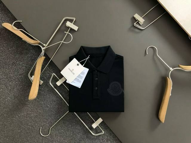 蒙口 25春夏最新款Polo衫～ 备受推崇 男女同款 商务休闲翻领Polo衫～刺绣字母Logo工艺～很精致 ～合体的剪裁版型衬托出了极简主义的设计风格，把优雅风