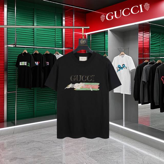 Gucci~古驰 2025新款高品质圆领短袖T恤 袖口车有进口绣花标 定制定染,手感非常舒服 超级百搭好看的一款短袖 三标齐全 非市场普通版本 随意对比 品质绝
