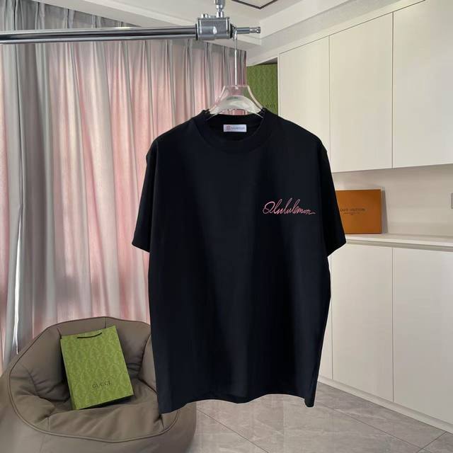 Lulu*露露乐蒙2025夏季新款 个性字母Logo印花 定制面料300G 短袖T恤 男女同款 尺码：S M L Xl Xxl 五个码 颜色：黑色 白色 粉红色