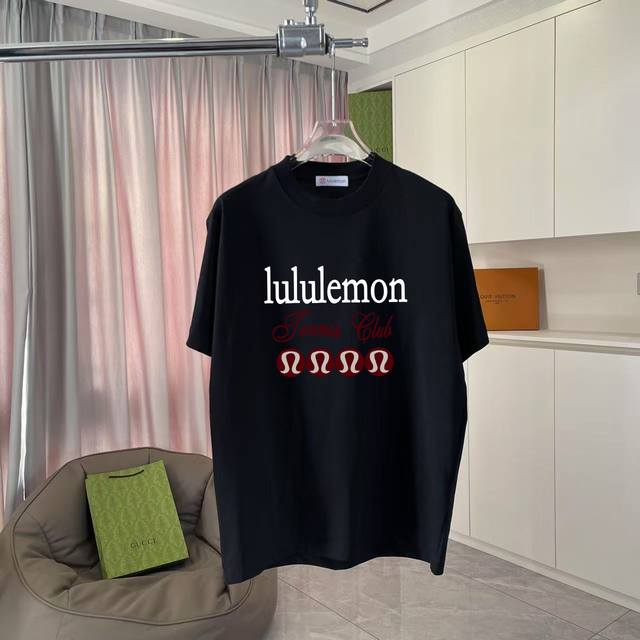 Lulu*露露乐蒙2025夏季新款 个性字母Logo印花 定制面料300G 短袖T恤 男女同款 尺码：S M L Xl Xxl 五个码 颜色：黑色 白色 湖绿色