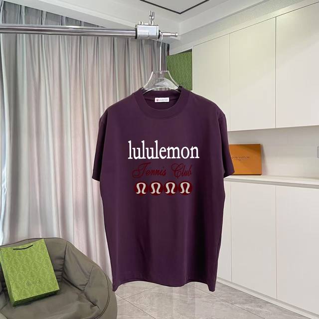 Lulu*露露乐蒙2025夏季新款 个性字母Logo印花 定制面料300G 短袖T恤 男女同款 尺码：S M L Xl Xxl 五个码 颜色：黑色 白色 湖绿色