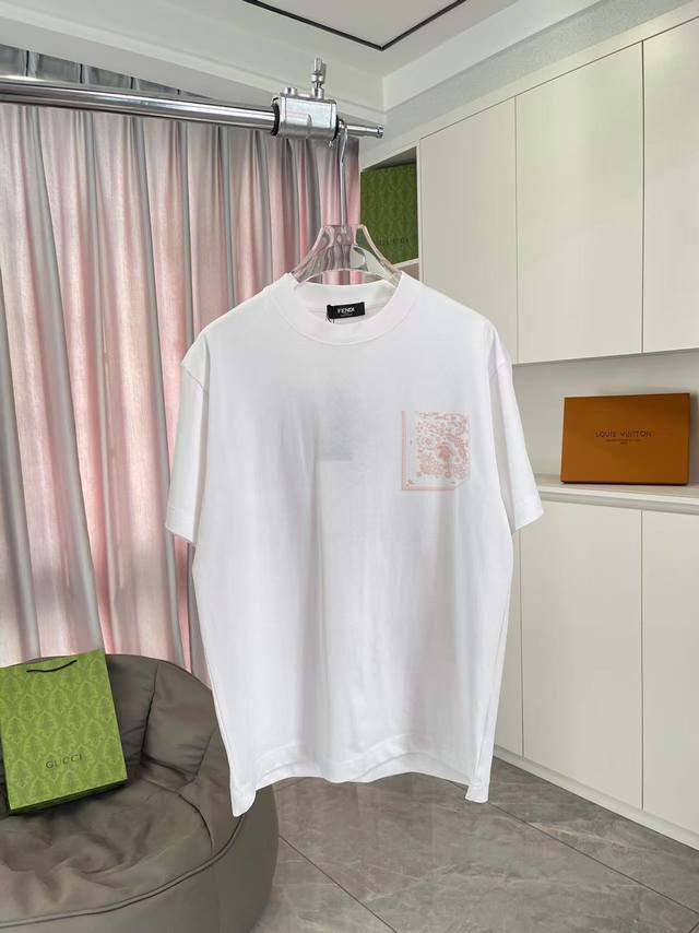 Fd 芬迪2025夏季新款 个性字母Logo印花 定制面料300G 短袖T恤 男女同款 颜色：黑色 白色 湖绿色 紫色 尺码：S M L Xl Xxl 五个码