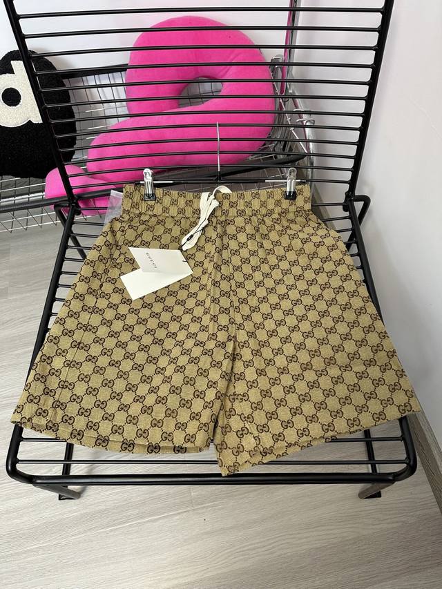 款号：Hmy133# Gucci古驰满印提花工艺短裤情侣款百搭必备 精选爆款经典字母提花面料 满印提花设计 面料细腻柔软手感非常舒适 经典的Logo图案与面料融