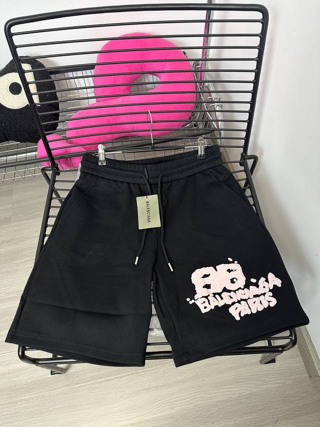 款号：Hmy123# 巴黎世家Balenciaga涂鸦字母发泡印花短裤情侣款百搭必备 面料选用夏季高克重精密透气面料 经典的Logo设计 前后口袋均有版型设计非