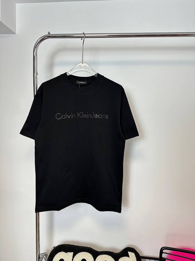 款号：Hmy80# Ck Calvin Klein简约字母黑钻短袖T恤 正儿八经270克纯棉双砂面料 所有面料均已提前做过缩水 品质第一 所见即所得 不会洗一次