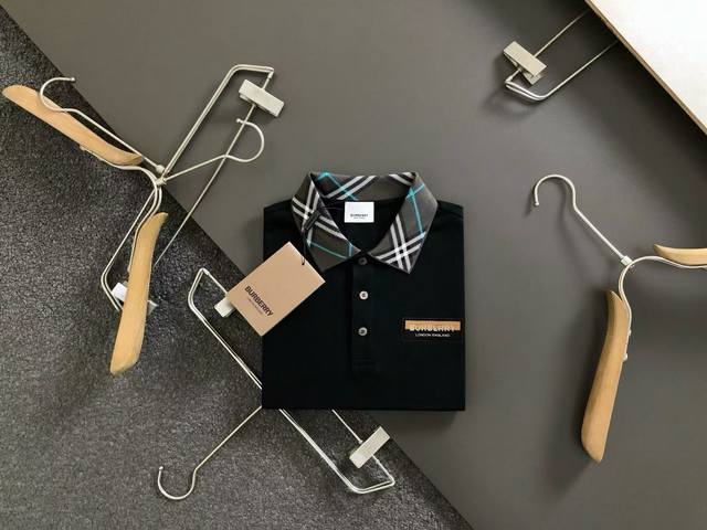 巴宝莉 Burberry 夏季新款T恤翻领短袖Polo衫，专柜定制面料 透气舒适度高，材质:69.7%棉 26.4%聚酯纤维 3.9%氨纶 款式:通款细节无可挑