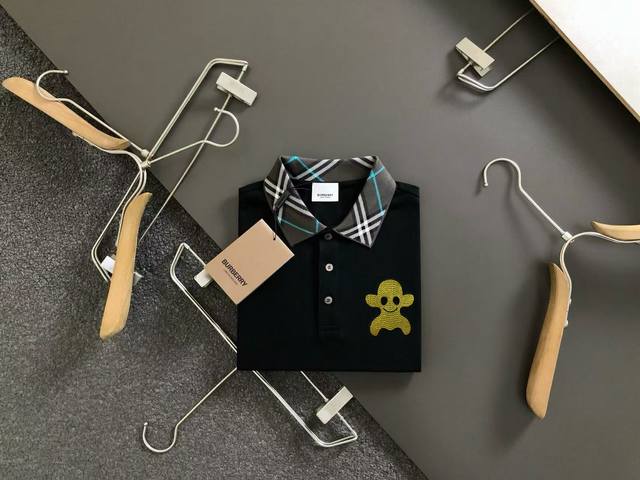 巴宝莉 Burberry 夏季新款T恤翻领短袖Polo衫，专柜定制面料 透气舒适度高，材质:69.7%棉 26.4%聚酯纤维 3.9%氨纶 款式:通款细节无可挑