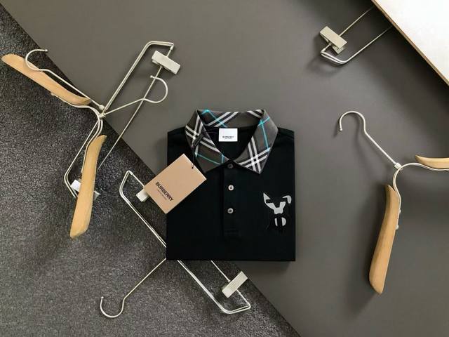 巴宝莉 Burberry 夏季新款T恤翻领短袖Polo衫，专柜定制面料 透气舒适度高，材质:69.7%棉 26.4%聚酯纤维 3.9%氨纶 款式:通款细节无可挑
