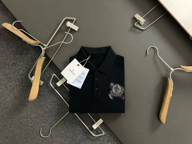 蒙口 25春夏最新款Polo衫～ 备受推崇 男女同款 商务休闲翻领Polo衫～刺绣字母Logo工艺～很精致 ～合体的剪裁版型衬托出了极简主义的设计风格，把优雅风